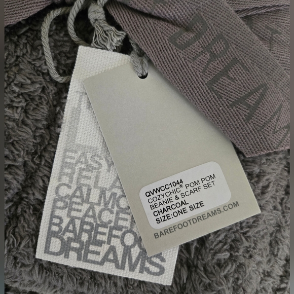 Nwt Barefoot Dreams CozyChic Pom Pom Beanie & Scarf Set Charcoal - Picture 2 of 4